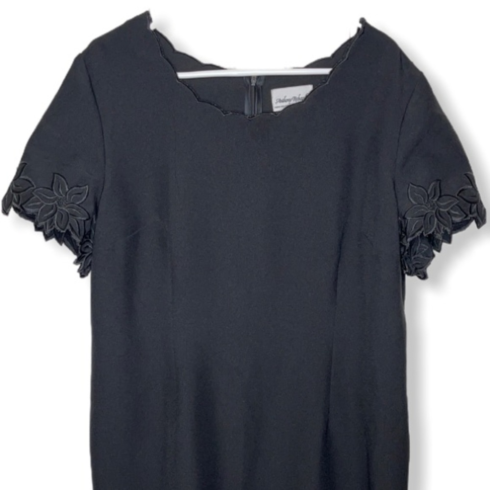 Black Scalloped Flower Lined sleeve Shift Dress